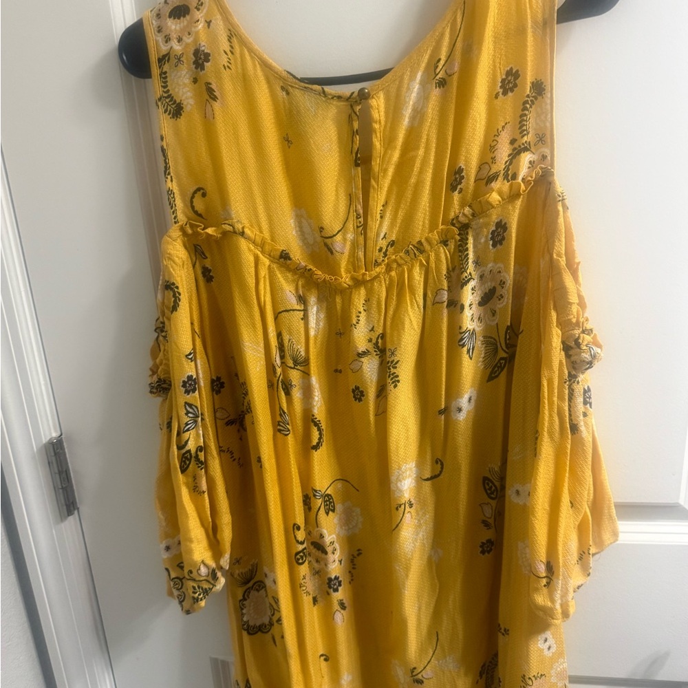 Bundle: Black & White  hi-low top and Yellow Floral Top Duo - Picture 8 of 10